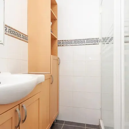 Cosy Haven Next To White Rose Shopping Centre - Pass The Keys *