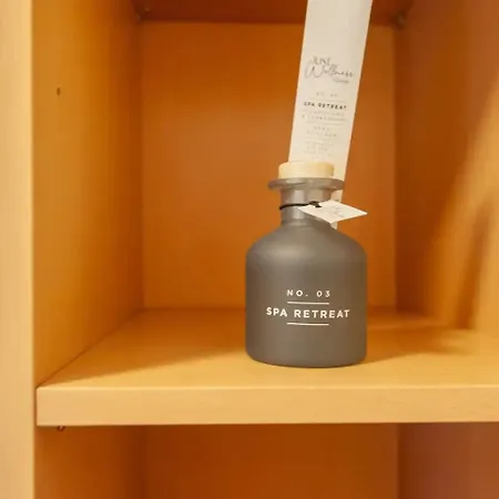 Cosy Haven Next To White Rose Shopping Centre - Pass The Keys