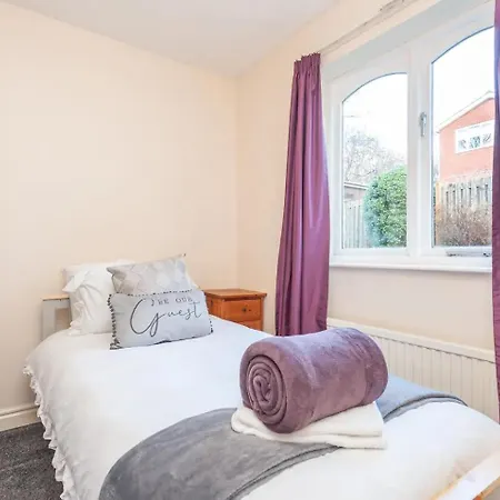 Cosy Haven Next To White Rose Shopping Centre - Pass The Keys דירה