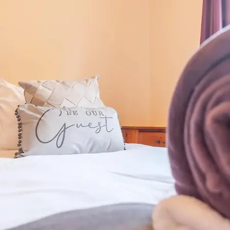 Cosy Haven Next To White Rose Shopping Centre - Pass The Keys