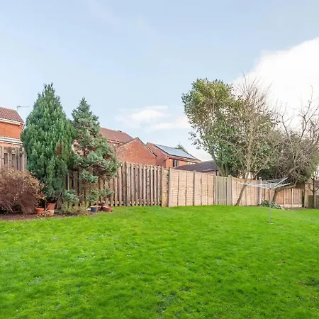 Cosy Haven Next To White Rose Shopping Centre - Pass The Keys *