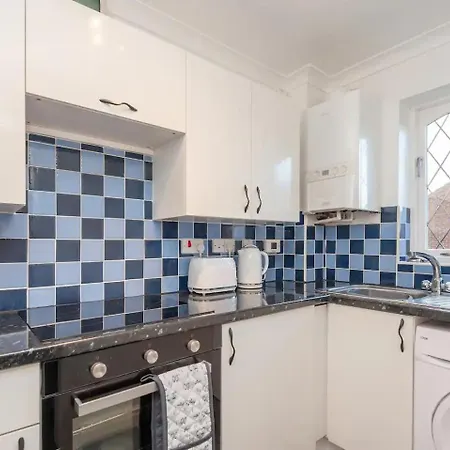 Cosy Haven Next To White Rose Shopping Centre - Pass The Keys