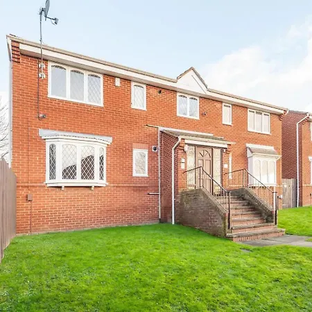 Апартаменти Cosy Haven Next To White Rose Shopping Centre - Pass The Keys